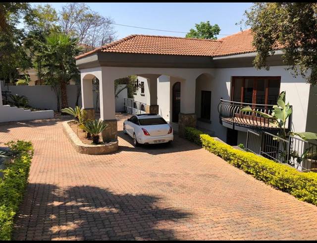 7 BEDROOM HOUSE FOR SALE IN WATERKLOOF RIDGE